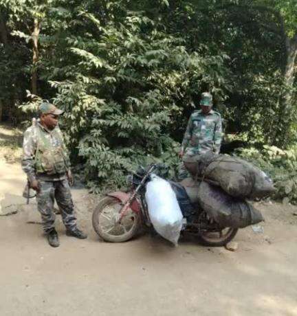 थाना प्रभारी ने किया अवैध कोयला तस्करी के खिलाफ छापेमारी , छापेमारी दौरान दो बाइक सहित करीब 15क्विंटल कोयला जब्त।