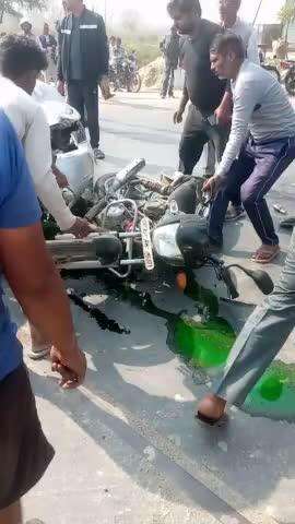 Purwa Unnao road pe Kasruor nahar ke paas caar bike ki takkar