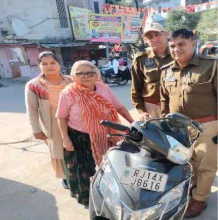 अवैध घूमर देशी शराब परिवहन करते पाये जाने पर थाना गलतागेट की एच.एस. मन्जु देवी मीणा को किया गिरफ्तार, मुल्जिमा के कब्जे से कुल 92 देशी शराब के पव्वे किये बरामद व परिवहन में प्रयोग ली गई एक्टीवा स्कुटी को किया जप्त।