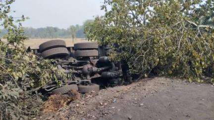 कोयला लदे हाईवा असंतुलित होकर पेड़ टकराकर पलटने से चालक गंभीर रूप जख्मी हो गया।