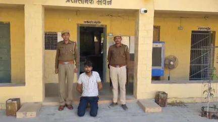 जिला पुलिस अधीक्षक जैसलमेर सुधीर चौधरी के निर्देशन में, जिला विशेष टीम द्वारा पुलिस थाना मोहनगढ़ के हत्या के प्रयास के प्रकरण में लम्बे समय से फरार वांछित दस रूपये के ईनामी अपराधी को किया गिरफतार, शातिर मुल्जिम पुलिस से बचने के लिए मुम्बई मे
