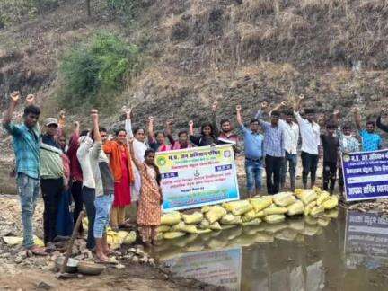 जन अभियान परिषद ने ग्राम गढ़मऊ में बोरी बंधान कर दिया जल संरक्षण का संदेश।।पांढुरना।।