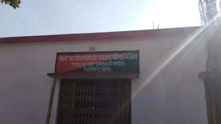 संध्या गस्ती के दौरान महेशपुर पुलिस ने चरम लकड़ी लदा ट्रैक्टर को किया जब्त