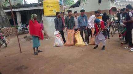 ग्राम तोरा में पारंपरिक वेशभूषा और बैंड बाजा गढ़वा बाजा के धुन में मांगा जा रहा है छेरछेरा