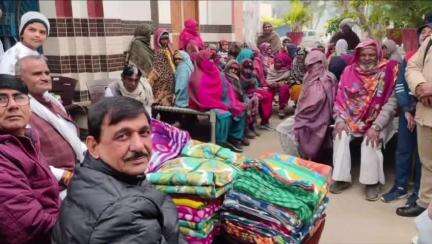 बागपत। वाजिदपुर गांव में छपरौली विधायक डॉ अजय कुमार ने मकर संक्रांति के पर्व पर गरीबों को कंबल बाटे।