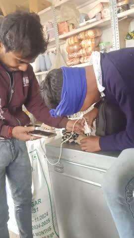 kahrola k 2 ubak
alu se mobile charge karte huye