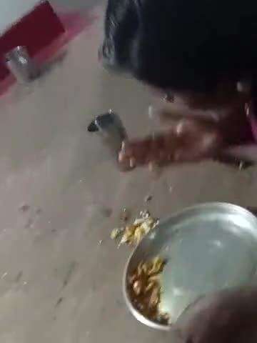 khana khate hue ka video