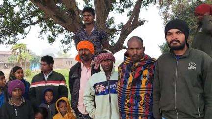 जनसंपर्क डोर टू डोर करती युवा महिला प्रत्याशी बबीता रानी