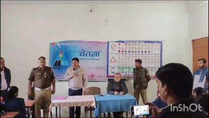 बलरामपुर: पुलिस अधीक्षक कार्यालय के सामने चेतना अभियान के तहत यातायात प्रभारी और उप संभागीय परिवहन अधिकारी ने किया जागरूक