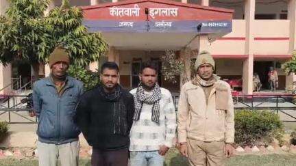 इगलास: कोतवाली इगलास पुलिस ने गांव कुड़िया से झगड़ा कर रहे दो अभियुक्तों को गिरफ्तार करते हुए की कार्रवाई