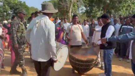 सिमडेगा: सलीमा टेटे को अर्जुन पुरस्कार मिलने पर विधायक भूषण बाड़ा ने नगाड़ा बजाकर जश्न मनाया