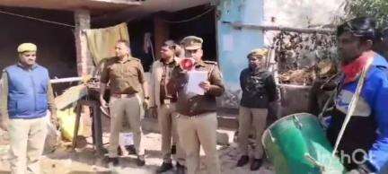 हर्रैया: माँ-बेटी के हत्याकांड के प्रमुख आरोपी के घर पहुंची पुलिस, कुर्की के लिए कराई गई डुग्गी मुनादी