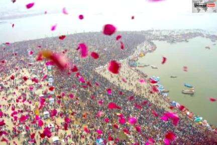 mahakumbh सूरत, नीली आंखें, हाथ में माला वाली के साथ एक सेल्फी के लिए लगी लाइन