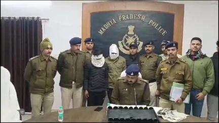 मुरैना नगर: पुलिस लाइन में प्रेस कॉन्फ्रेंस में लूट का खुलासा, लूटी गई स्विफ्ट कार बरामद, दो आरोपी गिरफ्तार