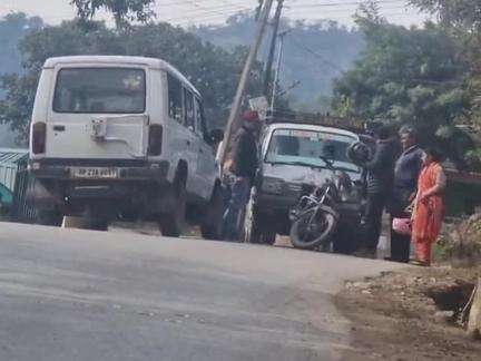 डेहर: डैहर रेस्ट हाउस चौक पर वैन और बाइक की टक्कर, सवार सुरक्षित