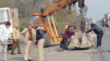 रेवाड़ी: रेवाड़ी में सड़क दुर्घटनाओं के लिए खतरनाक ब्लैक स्पॉट पर लगाए गए बेरिकेड