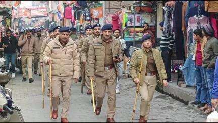 लक्सर: लक्सर क्षेत्र में PAC और भारी पुलिस बल पहुंची, पुलिस अधीक्षक के नेतृत्व में निकाय चुनाव के लिए किया फ्लैग मार्च