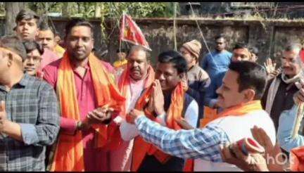 बाघमारा/कतरास: सिनीडीह में श्री हनुमंत प्रतिष्ठा महायज्ञ के दौरान भाविक कलश यात्रा निकली, विधायक भी हुए शामिल