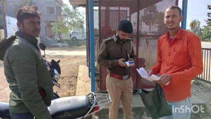 थावे: थावे मीरगंज मुख्य पथ पर परिवहन विभाग ने वाहन जांच अभियान चलाया, एक लाख रुपए जुर्माना वसूला