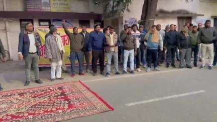 गोरखपुर: विद्युत विभाग के मुख्य अभियंता कार्यालय पर कर्मचारियों ने पांचवें दिन काली पट्टी बांधकर निजीकरण का किया विरोध