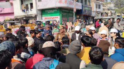 शाहजहांपुर: माई भारत के स्वयंसेवकों ने सड़क सुरक्षा के प्रति लोगों को किया जागरूक