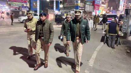 शाहजहांपुर: CO सिटी पंकज पंत ने पुलिस बल के साथ नगर में किया पैदल गश्त