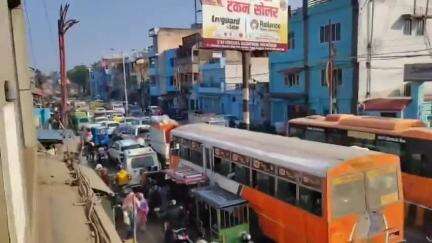 सुलेम सराय में भीषड़ जाम की स्थिति आज शाम को रही जहां लोग काफी देर तक फंसे रहे गाड़ियां रुक-रुक के आगे की ओर बढ़ती रही