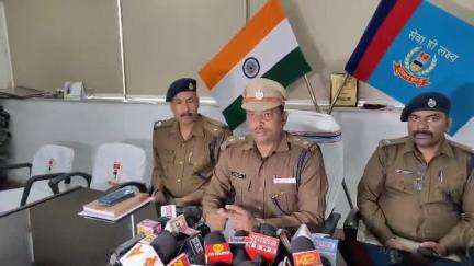 रातू: अरगोड़ा थाना क्षेत्र से 3 जाली नोट कारोबारी गिरफ्तार, SSP चंदन कुमार सिंहा ने की प्रेस वार्ता