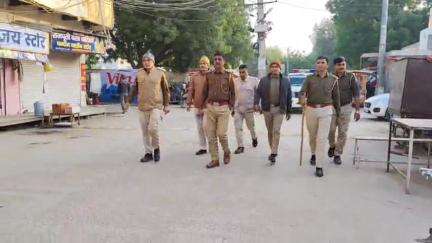 राजगढ़: नवनियुक्त थानाधिकारी राजेश कुमार सिहाग ने पुलिस दल के साथ राजगढ़ शहर में की पैदल गश्त, अतिक्रमण हटाने के दिए निर्देश