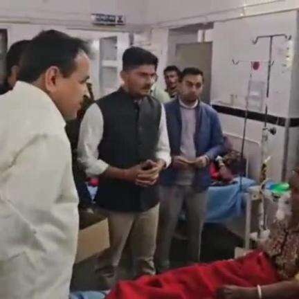 बाड़मेर: बाड़मेर सांसद उम्मेदाराम बेनीवाल ने जिला अस्पताल जाकर मरीजों की कुशलक्षेम जानी