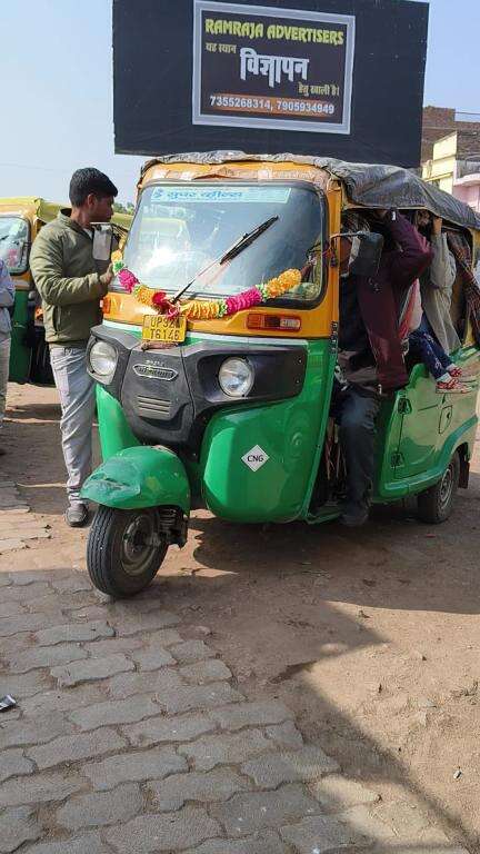 orai railway station me auto bale 10 se 12 Sabariya lekar farrate bharte huye Jalaun aur auraiya jaye h jaha auto 3sabar