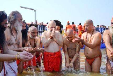 Union Home Minister and Minister of Cooperation, Shri Amit Shah, takes holy dip at Triveni Sangam during the ongoing #MahaKumbh in Prayagraj

Know more :https://pib.gov.in/PressReleasePa