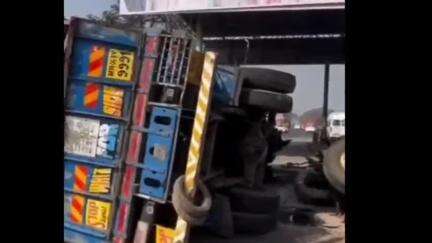 दौंड: पुणे सोलापूर राष्ट्रीय महामार्गावरील कासुर्डी टोलनाका येथे गॅस सिलेंडर घेऊन जाणारा ट्रक पलटी, चालक जखमी
