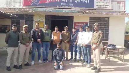 #DausaPolice 
डीएसटी टीम दौसा व थाना झांपदा की संयुक्त कार्यवाही।
आपसी रंजीश के चलते पडौसी दुकानदार की दुकान पर अवैध देशी कट्टा रखवाने वाले मुख्य षडयंत्रकारी रणजीत सिंह राजपुत उम्र 25 साल निवासी श्यामपुरा थाना झांपदा जिला दौसा को किया गिरफ्