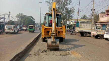 बेरमो: फुसरो नगर परिषद ने रानीबाग के समीप बेरमो चैम्बर ऑफ कॉमर्स के सहयोग से की सड़क की मरम्मत