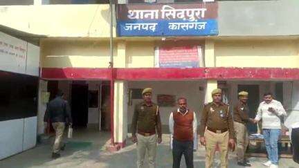 पटियाली: सिढ़पुरा थाना पुलिस ने चेकिंग के दौरान दो व्यक्तियों को गिरफ्तार किया, 42 क्वार्टर अवैध देशी शराब बरामद