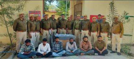 SHO देसूरी व थाना पुलिस टीम की कार्रवाई, 01 अवैध देशी कट्टा, एक डमी देशी कट्टा व 03 जिंदा कारतूस बरामद, मुलजीमो के पास मिले मीडिया का आई कार्ड व पुलिस का फर्जी कार्ड, उत्तरप्रदेश व राजस्थान के अलग अलग जिलो के 06 शातिर अभियुक्त गिरफ्तार।