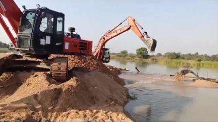 गुण्डरदेही: रेंगाकठेरा रेत घाट में चैन माउंटेन के जरिए अवैध रेत उत्खनन, खनिज अधिकारी ने कहा- होगी कार्रवाई