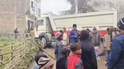 बैरगनियां: बैरगनिया नगर परिषद के बाईपास सड़क पर ड्यूटी जा रहे एसएसबी जवान को हाइवा ने कुचला, हालत गंभीर