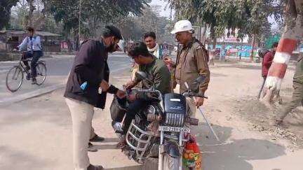 बेतिया: बेतिया में एसपी शौर्य सुमन के निर्देश पर चलाया गया वाहन जांच अभियान, 2 लाख 19 हजार रुपए का जुर्माना वसूला गया