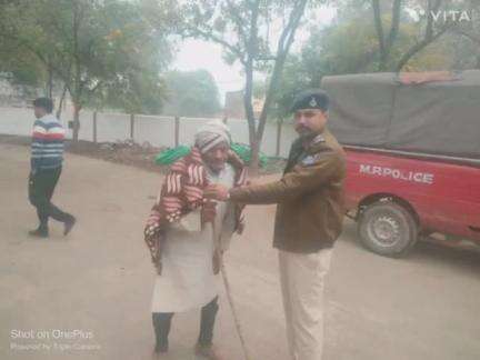 असवार थाना प्रभारी की नई पहल ,चौरई तिराहे पर गरीब जरूरतमंदो को बांटे कंबल