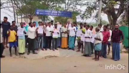 నర్సంపేట: నర్సంపేట లో  బిఆర్ఎస్ పార్టీ ఆధ్వర్యంలో రైతుల నిరసన. ప్రభుత్వం రైతుకి ఇచ్చిన హామీలను నెరవేర్చాలని డిమాండ్