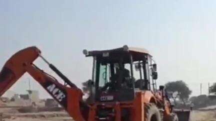 असंध: असंध में रतक मार्ग पर ढोल चौक की अवैध कॉलोनी में डीटीपी का छापा