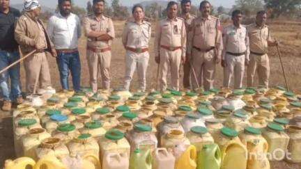 सोमवार को मुंगेली जिला प्रशासन ने 100 लीटर कच्ची महुआ शराब और 2400 किलोग्राम लहान किया ज़ब्त