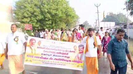 சேந்தமங்கலம்: சேந்தமங்கலத்தில் காவேரி- திருமணிமுத்தாறு இணைப்பு திட்டத்தை நிறைவேற்றக்கோரி கொ.ம.தே.கட்சியினர் பால் குடம் ஊர்வலம்
