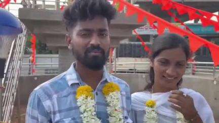 ಮುದ್ದೇಬಿಹಾಳ: ಪಟ್ಟಣದ ಅಂಬೇಡ್ಕರ್ ಪ್ರತಿಮೆ ಮುಂಭಾಗ ನವ ಜೀವನಕ್ಕೆ ಕಾಲಿಟ್ಟ ಯುವ ಜೋಡಿ