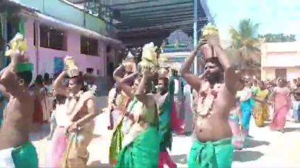 வெம்பக்கோட்டை: துலுக்கன்குறிச்சி வாழைமரத்து பாலசுப்ரமணியசாமி கோவிலில்  தைப்பூசத்தை முன்னிட்டு ஏராளமான பக்தர்கள் பால்குடம் காவடி எடு
