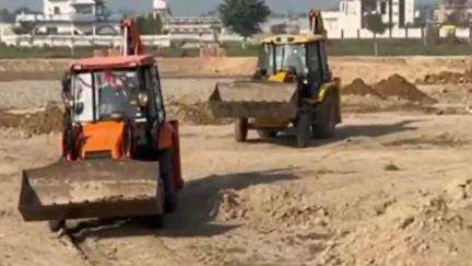 असंध: असंध के पुराने बाईपास पर अवैध कॉलोनी में डीटीपी ने की कार्रवाई, 3 जेसीबी से तोड़ी गई अवैध संरचनाएं