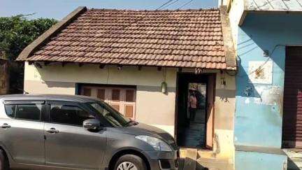 அருளம்பாடியில் வீட்டின் பின்பக்க கதவை உடைத்தும் ஓட்டை உடைத்தும் உள்ளே புகுந்து 27 பவுன் தங்க நகை ஒரு கிலோ வெள்ளி ஒரு லட்சம் பணம் திருட்டு