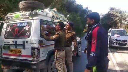 रिखणीखाल: रिखणीखाल पुलिस ने रथवाढाब में नशा, साइबर और सड़क सुरक्षा नियमों के प्रति चलाया अभियान